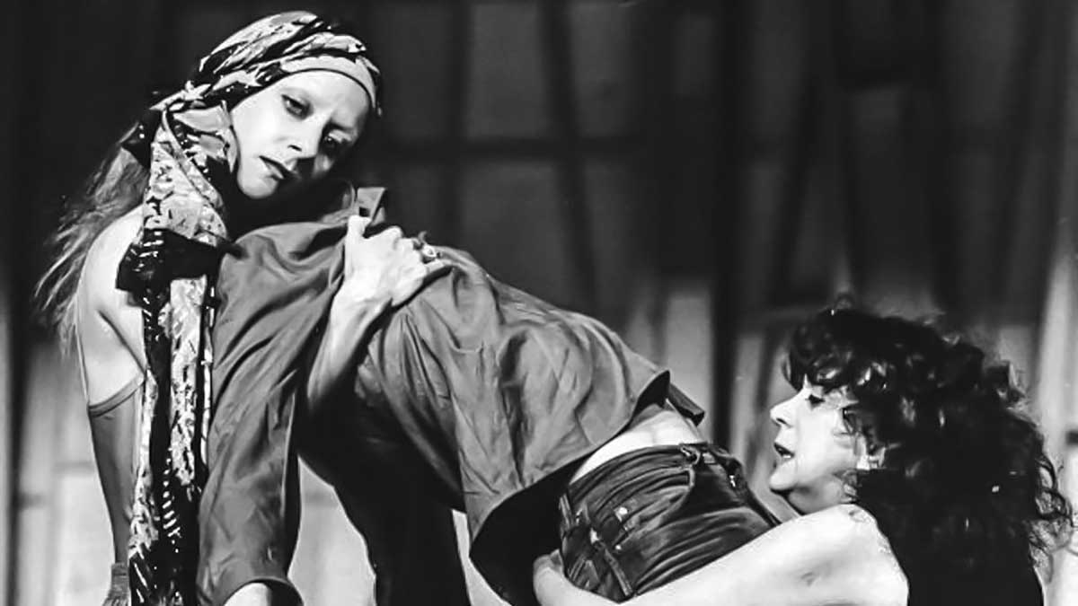 L'attrice Cathy Marchand (a sinistra) durante una messa in scena di "Antigone".