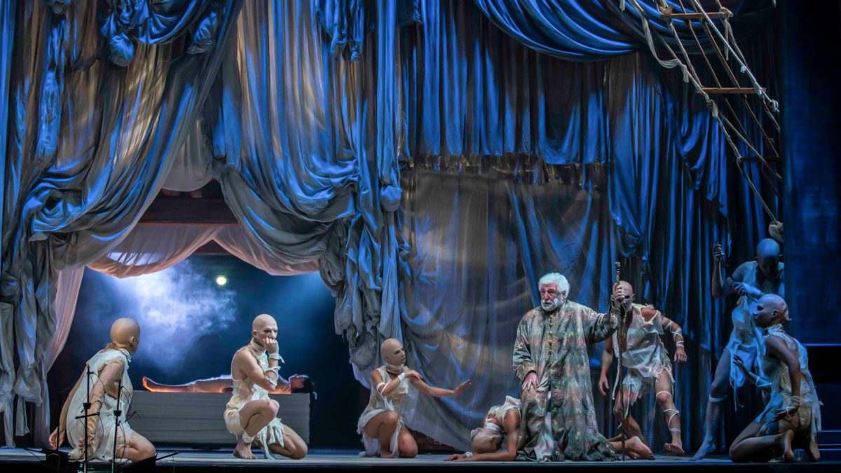 Ugo Pagliai, Gianluigi Fogacci e il corpo di ballo in una scena de "La Tempesta", adattamento di William Shakespeare.
