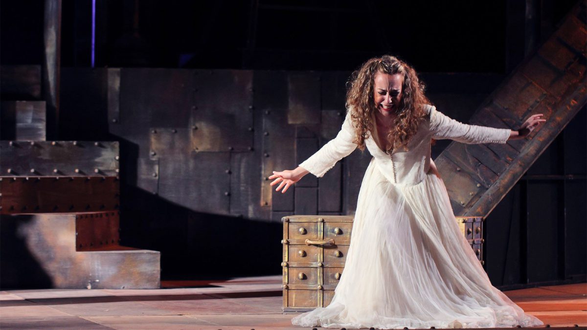 Giulia Sanna interpreta Antigone nell'omonima messa in scena della tragedia di Sofocle a cura di Massimo Venturiello.