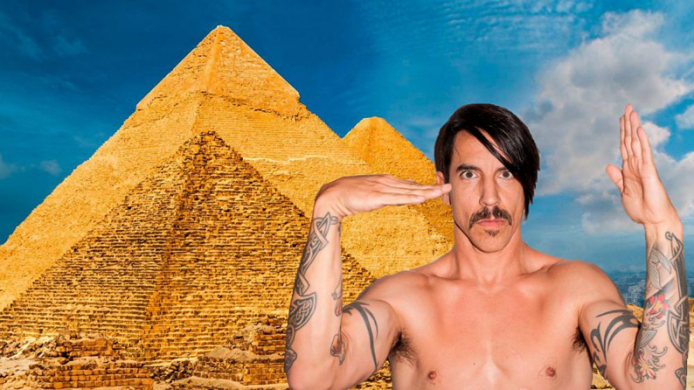 Anthony Kiedis, leader dei Red Hot Chili Peppers, davanti alle piramidi di Giza (nostra elaborazione).