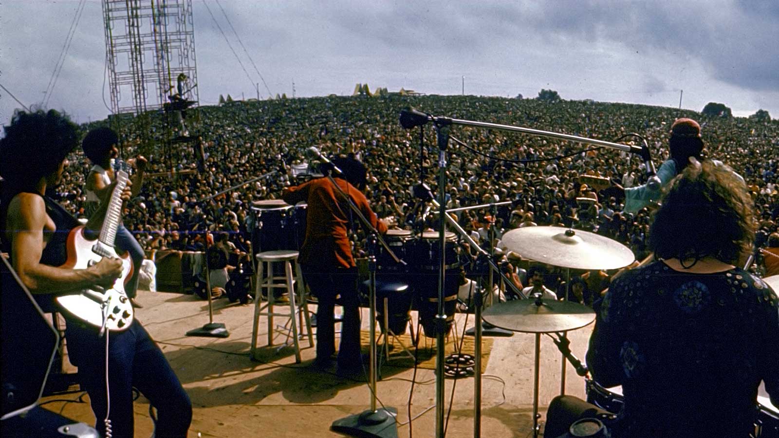 Carlos Santana durante il famoso festival di Woodstock nel 1969