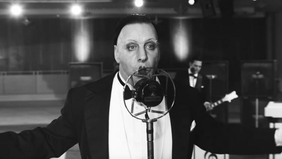 Till Lindemann, cantante dei Rammstein, in un frame del nuovo video