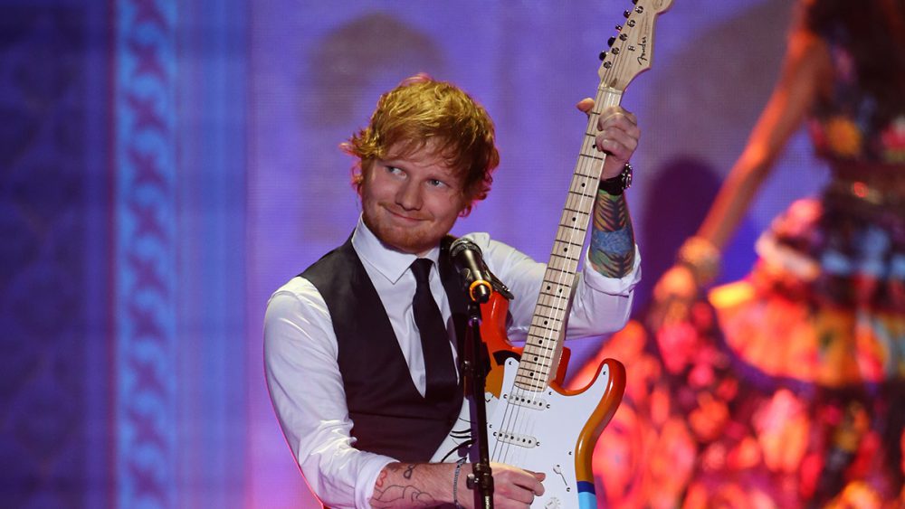 Ed Sheeran in un'esibizione durante l'annuale Victoria's Secret Fashion Show
