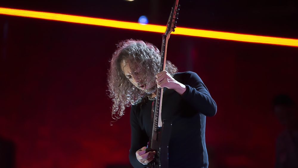 Kirk Hammett, storico chitarrista dei Metallica durante un assolo