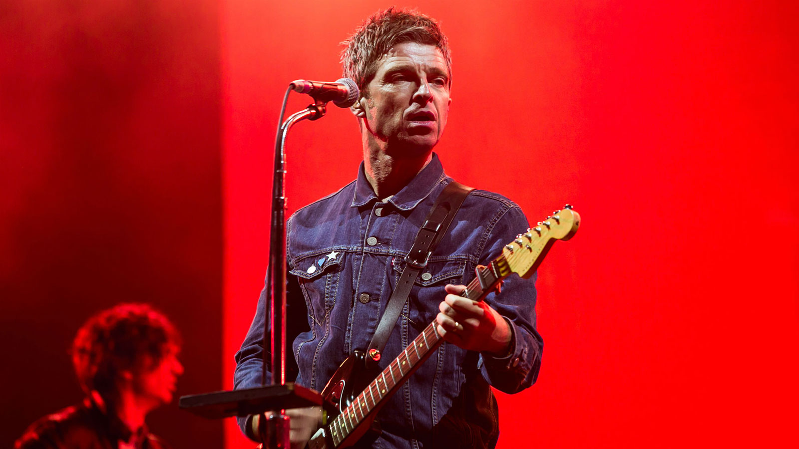 Il brit rocker Noel Gallagher durante un'esibizione live.