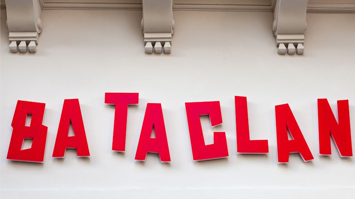 Il nuovo logo del Bataclan sul muro del foyer del teatro dopo la restrutturazione a seguito dell'attentato del 2015