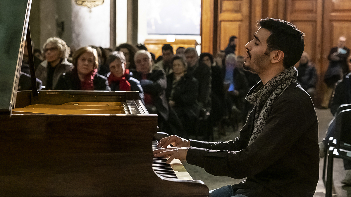 Suona anche a Roma AEHAM AHMAD, il pianista siriano che dà pace ai profughi