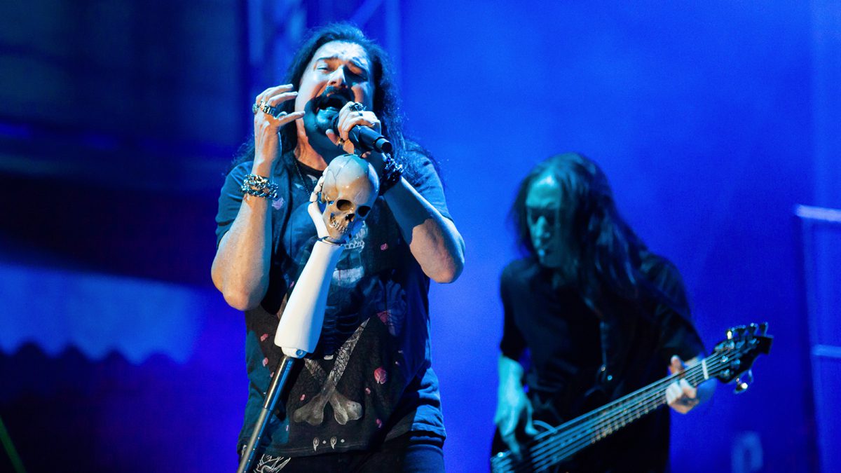 In foto James LaBrie (voce) e John Myung (basso) dei Dream Theater in una performance a Sibiu – Romania
