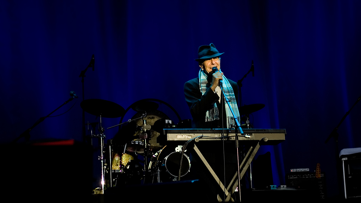 Il cantante e cantautore Leonard Cohen durante un'esibizione a Londra.