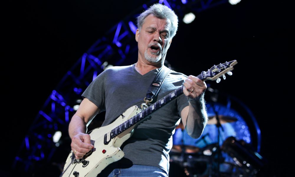 Eddie Van Halen, in questo caso non fotografo, ma fotografato – Jones Beach Theater, New York.