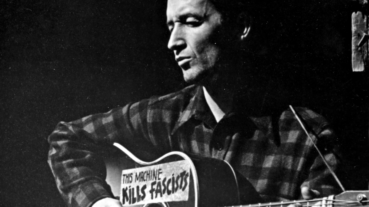 Il cantautore e scrittore americano Woody Guthrie
