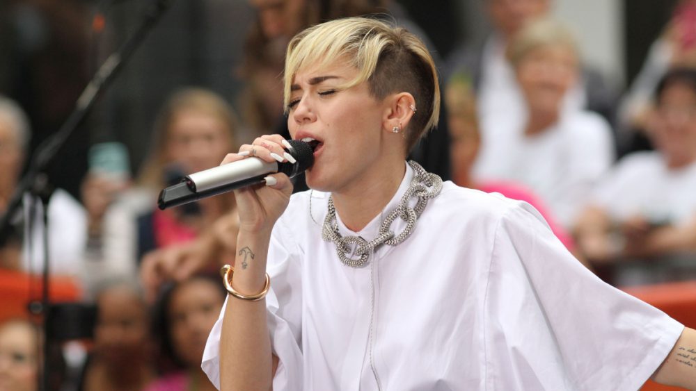 New York. 7 ottobre 2013 – Miley Cyrus durante una performance av NBC's Today Show al Rockefeller Plaza.