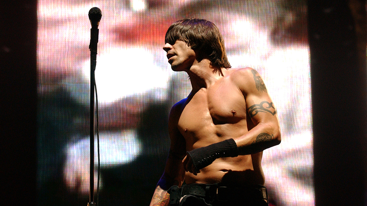 Anthony Kiedis, frontman dei Red Hot Chilli Peppers, compie oggi 57 anni.