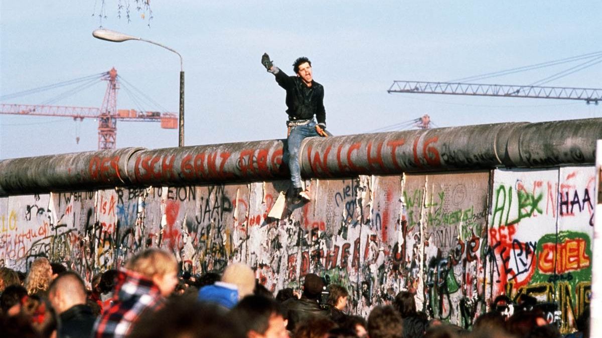 Uno scatto del giorno della caduta del Muro di Berlino