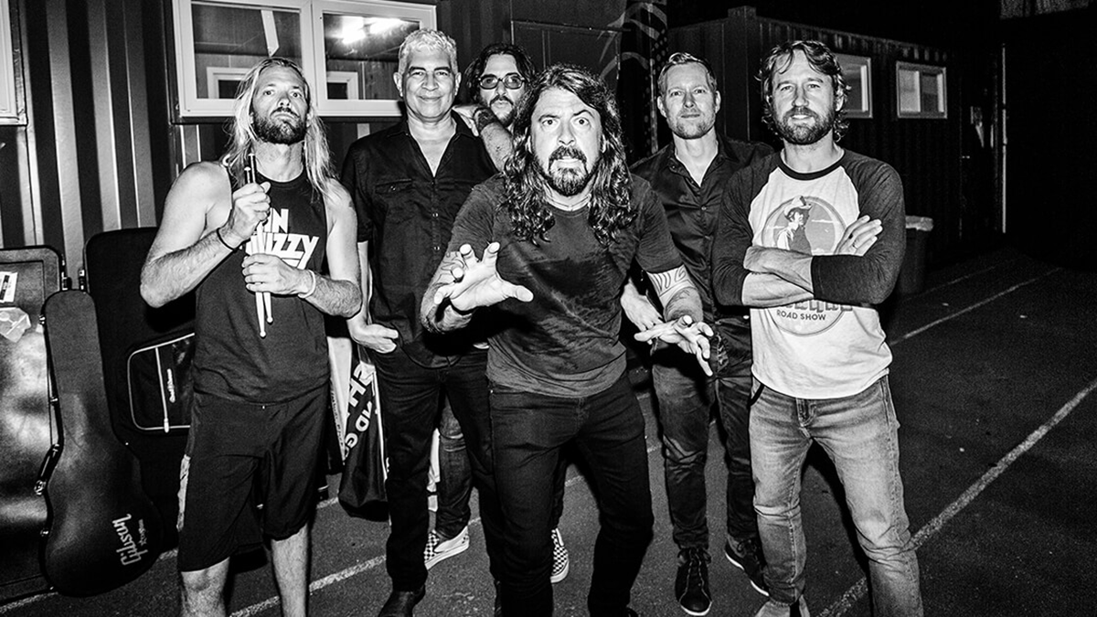 Foo Fighters, da sinistra verso destro: Taylor Hawkins, Pat Smear, Rami Jaffee, Dave Grohl Nate Mendel, Chris Shiflett.