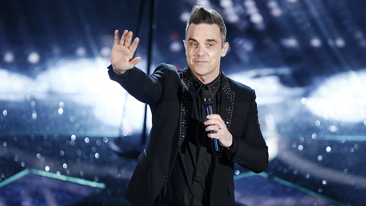 Robbie Williams (45 anni) durante una esibizione alla 67° edizione del Festival di Sanremo – Italia, 8 febbraio 2017.
