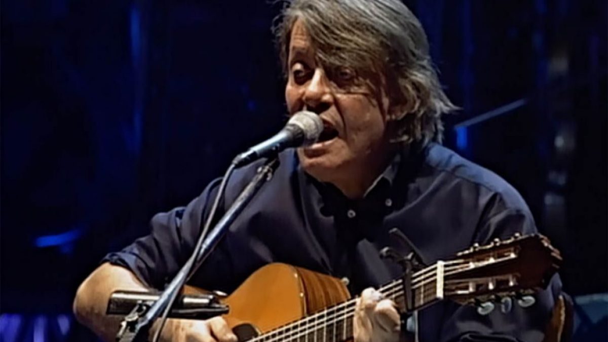 Fabrizio De André, foto dal concerto registrato al Teatro Brancaccio di Roma il 13 e 14 febbraio 1998.