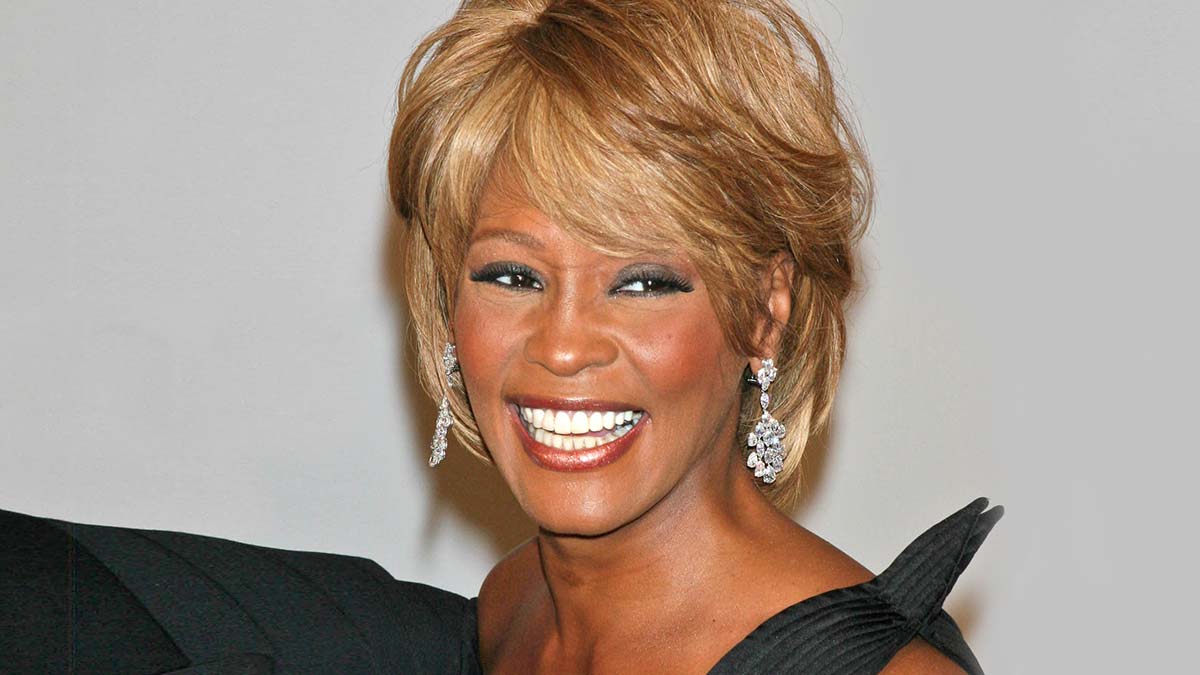 La cantante Whitney Houston (9 agosto 1963 - 11 febbraio 2012)