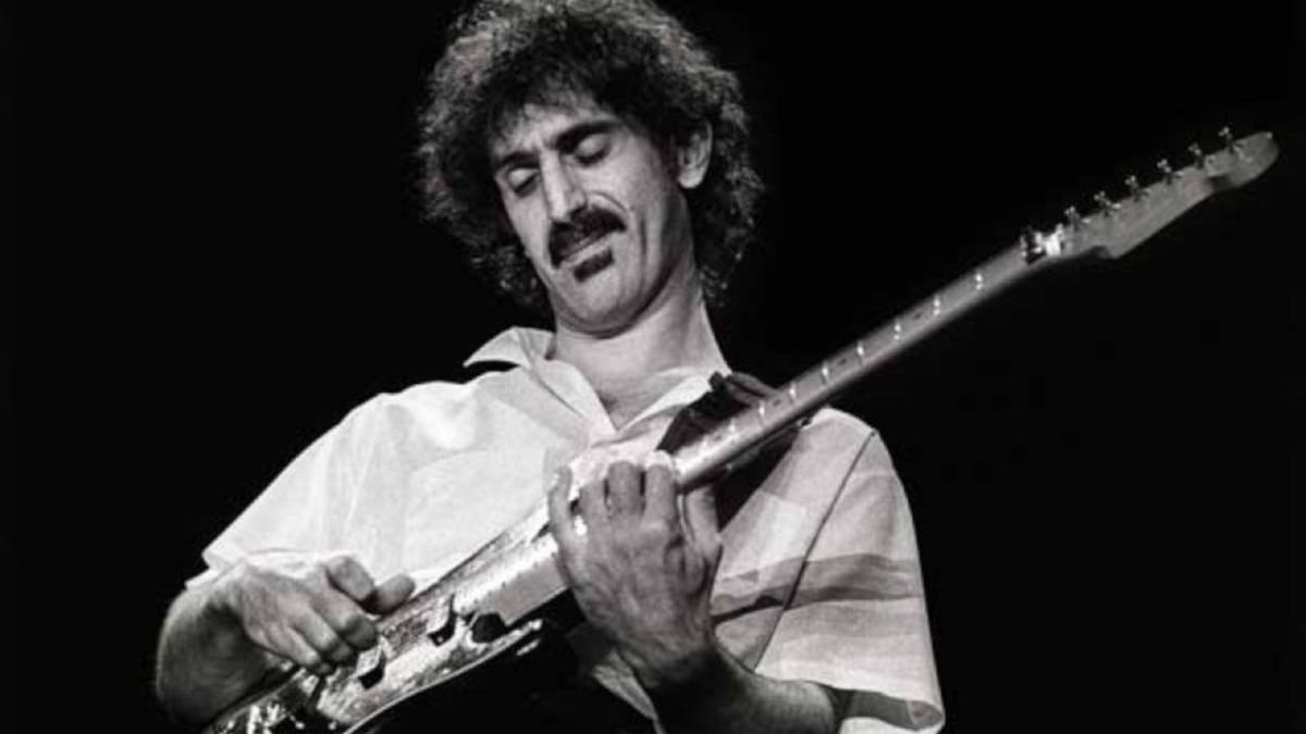 Frank Zappa morì il 4 dicembre 1993, a 52 anni, a causa di un tumore alla prostata.