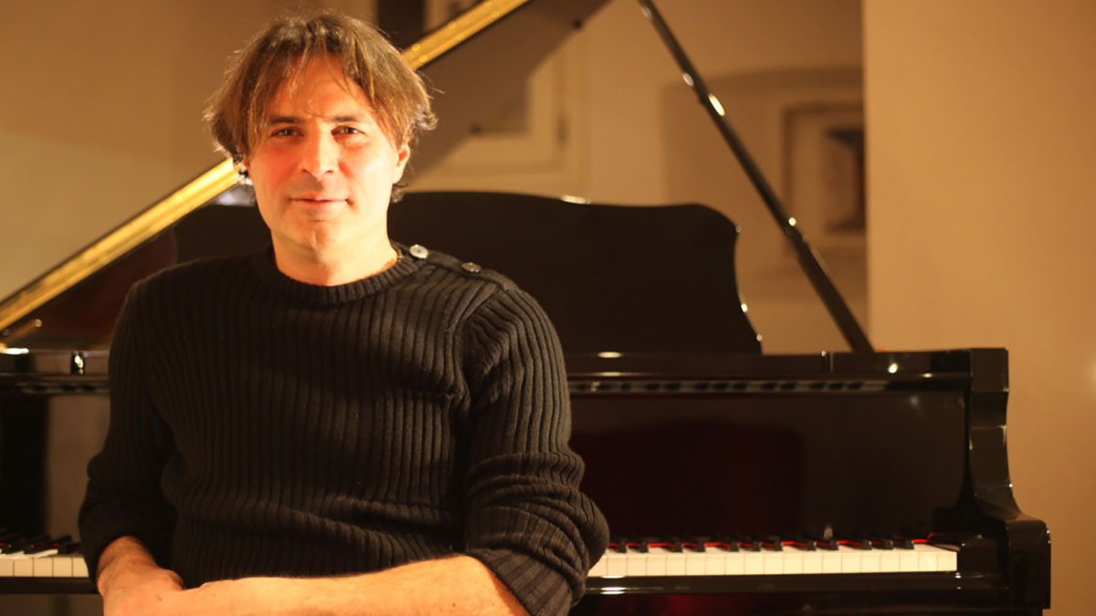 Il pianista e compositore Stefano Rachini in uno scatto promozionale.