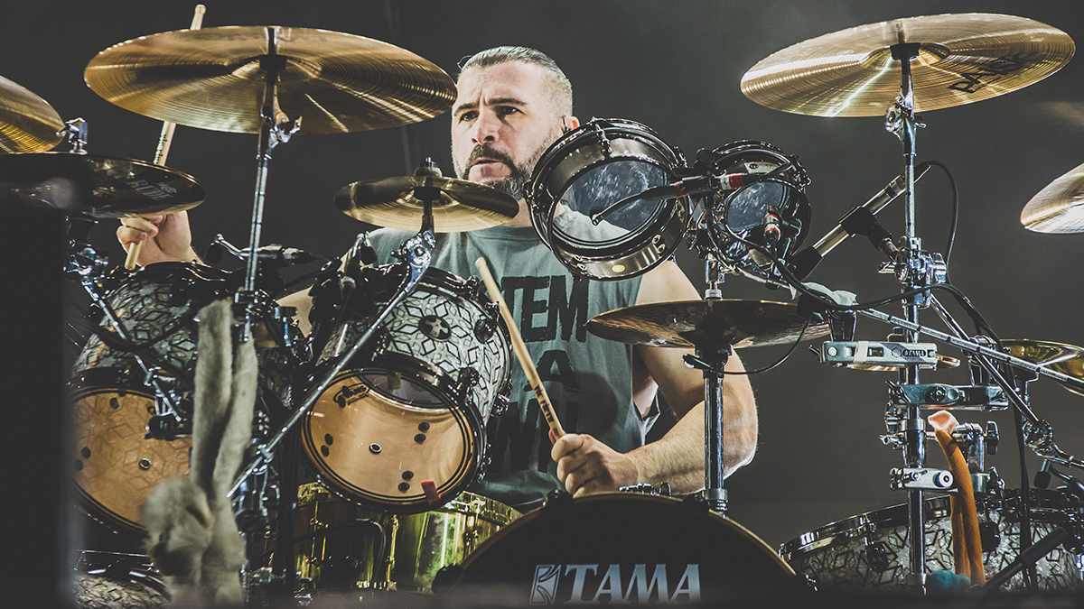 John Dolmayan, batterista dei System of a Down, durante un'esibizione live al Rock in Park Festival – Germania, 3 giugno 2017.