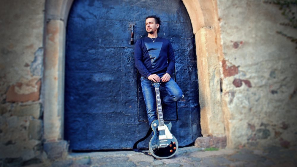 Il chitarrista Francesco Montanile in uno scatto promozionale.