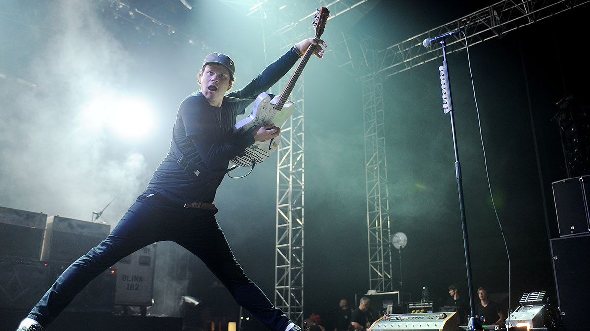 Tom DeLonge, ex blink-182, durante una esibizione con gli Angels & Airwaves – Praga, 14 agosto 2014.