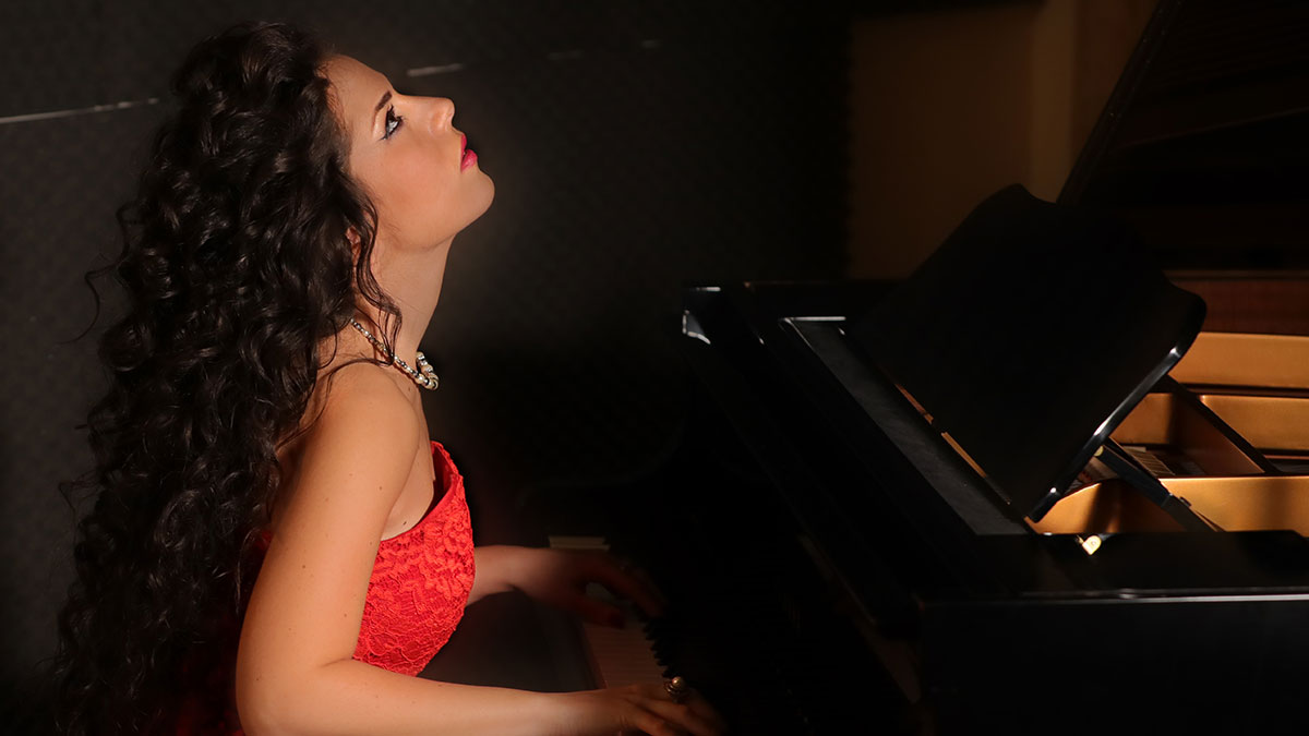Sabrina Schiralli in un'immagine promozionale del suo album "Innamorata".