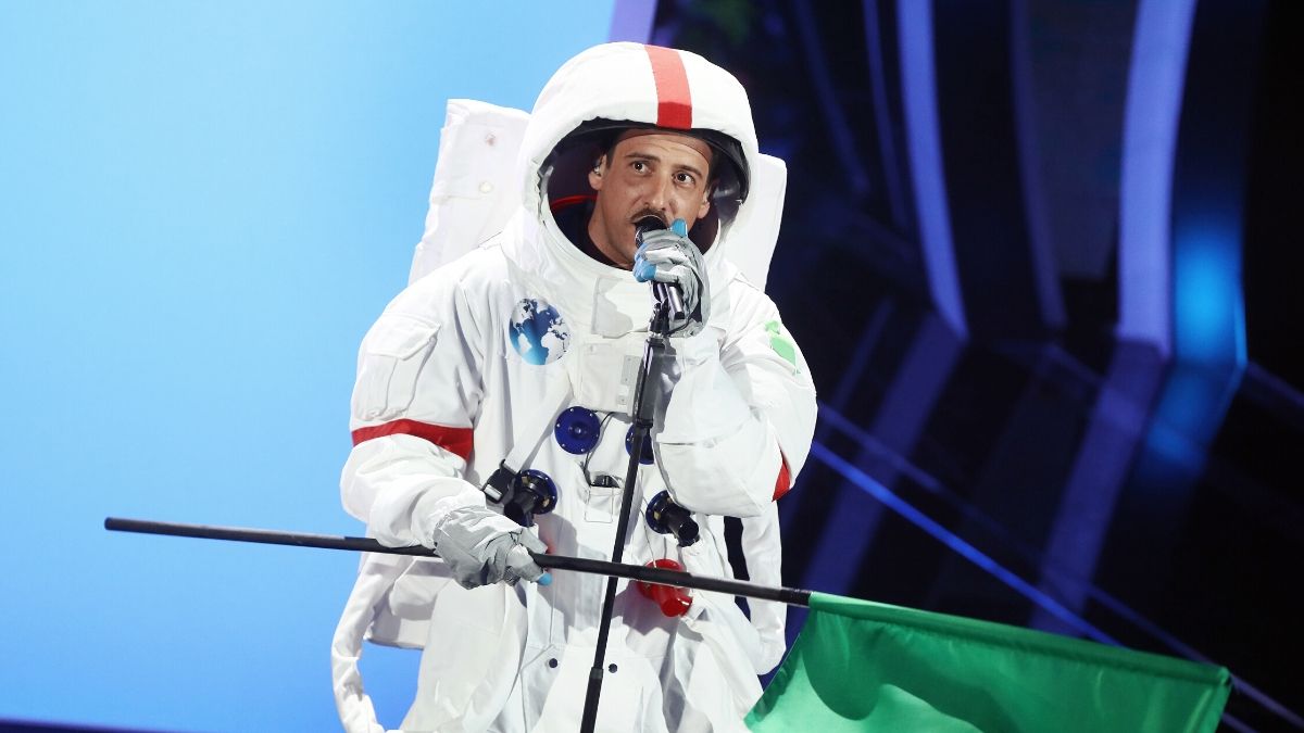 Francesco Gabbani vestito da astronauta a Sanremo 2020, nella serata delle cover