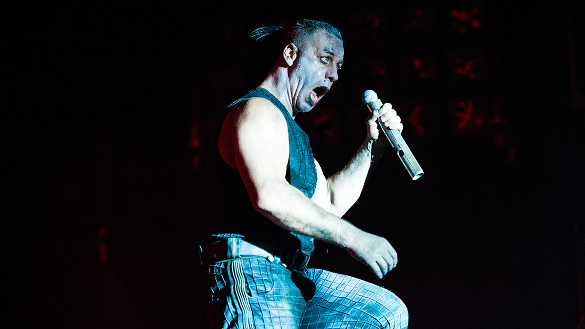 Till Lindemann durante un concerto live con i Rammstein all' Olimpiysky Stadium – Russia, 10 febbraio 2012.