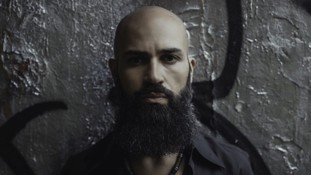 Darman (nome d’arte di Dario Mangiacasale) è un cantautore calabrese di base a Torino, volto nuovo dell’alternative rock italiano. Intraprende la carriera solista nel 2012, dopo l’esperienza con il suo gruppo Acid Noise.