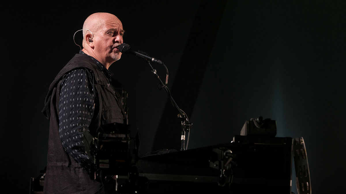 Peter Gabriel durante un concerto al Forum di Assago – Milano, 7 ottobre 2013.