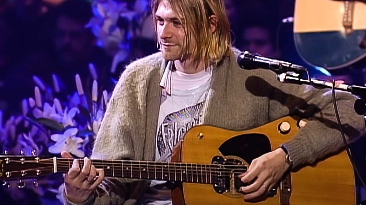 Kurt Cobain in un frame tratto dagli MTV Unplugged durante "Where did you sleep last night"