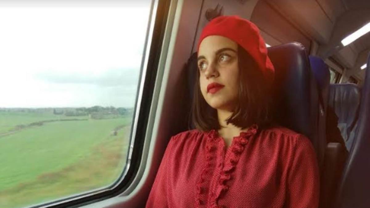 La cantautrice Amarena in uno scatto in treno durante un viaggio.