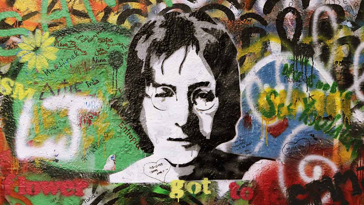 Un murales di Praga ispirato a John Lennon, autore della canzone che potrebbe sostituire "The Star-Spangled Banner" come inno degli U.S.A.