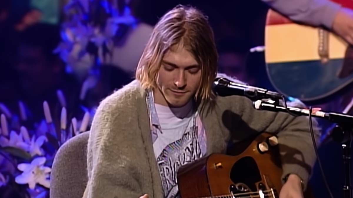 Kurt Cobain in un frame tratto dagli MTV Unplugged durante "Where Did You Sleep Last Night".