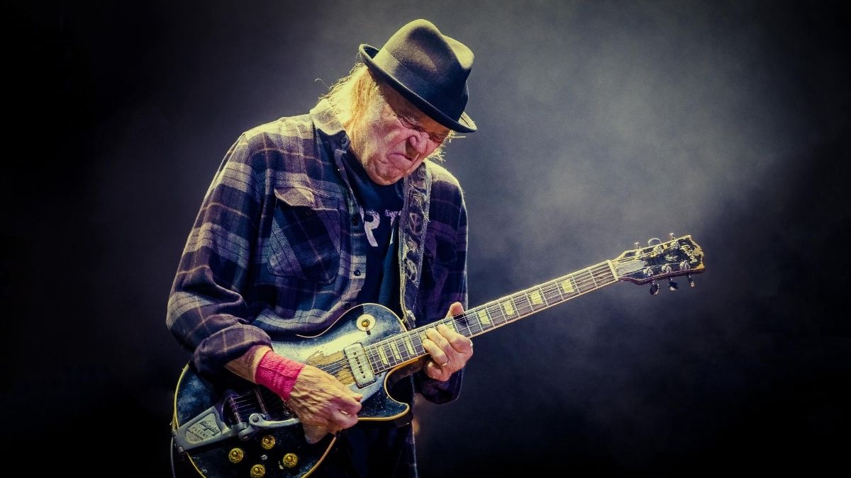 Il cantautore Neil Young in un live ad Amsterdam nel 2019