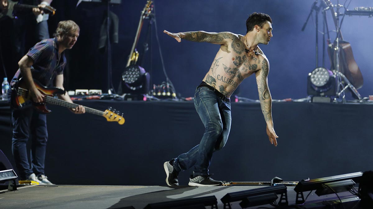 Adam Levine e Mickey Madden durante una esibizione coi Maroon 5 al Rock in Rio –Rio de Janerio, 16 settembre 2017.