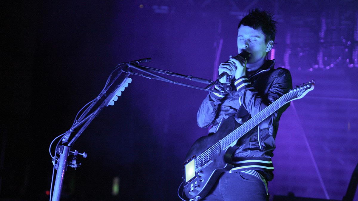 Matthew Bellamy, frontman dei Muse, durante una esibizione live.