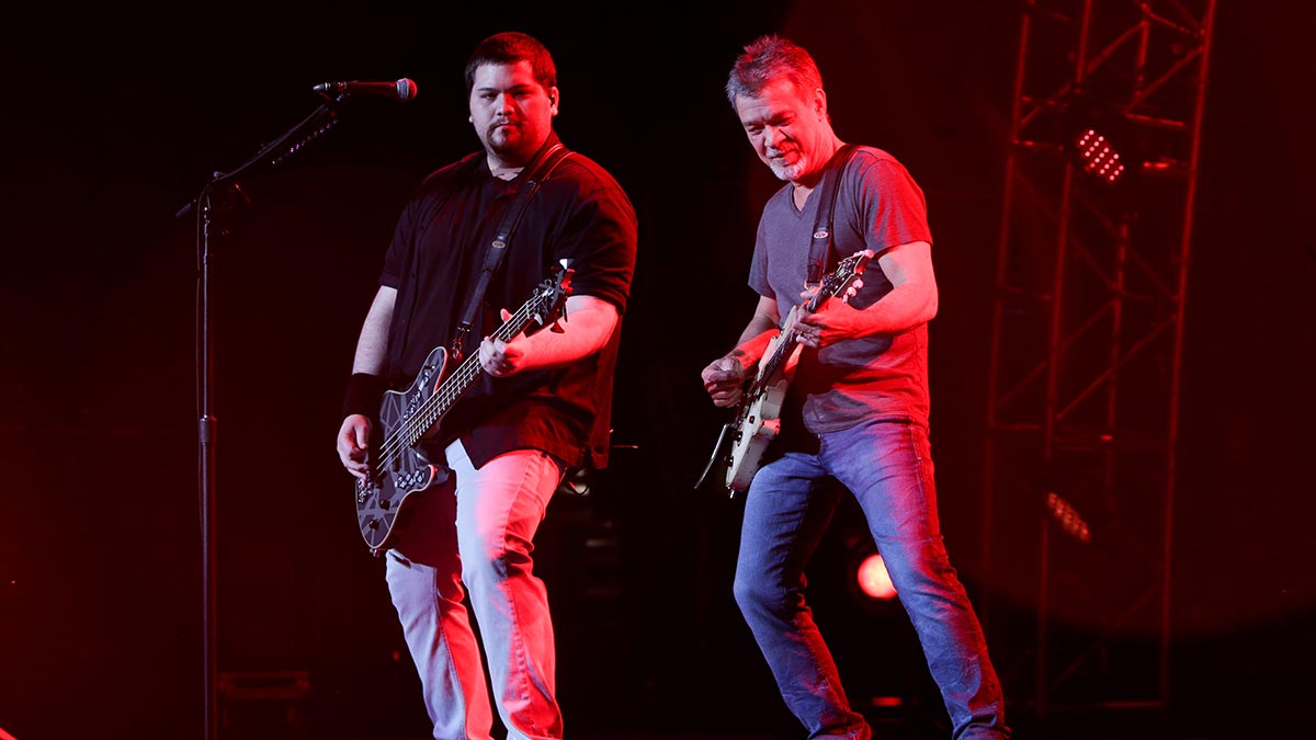 Wolfgang ed Eddie Van Halen durante una performance al Jones Beach Theater. Foto Shutterstock di Debby Wong.