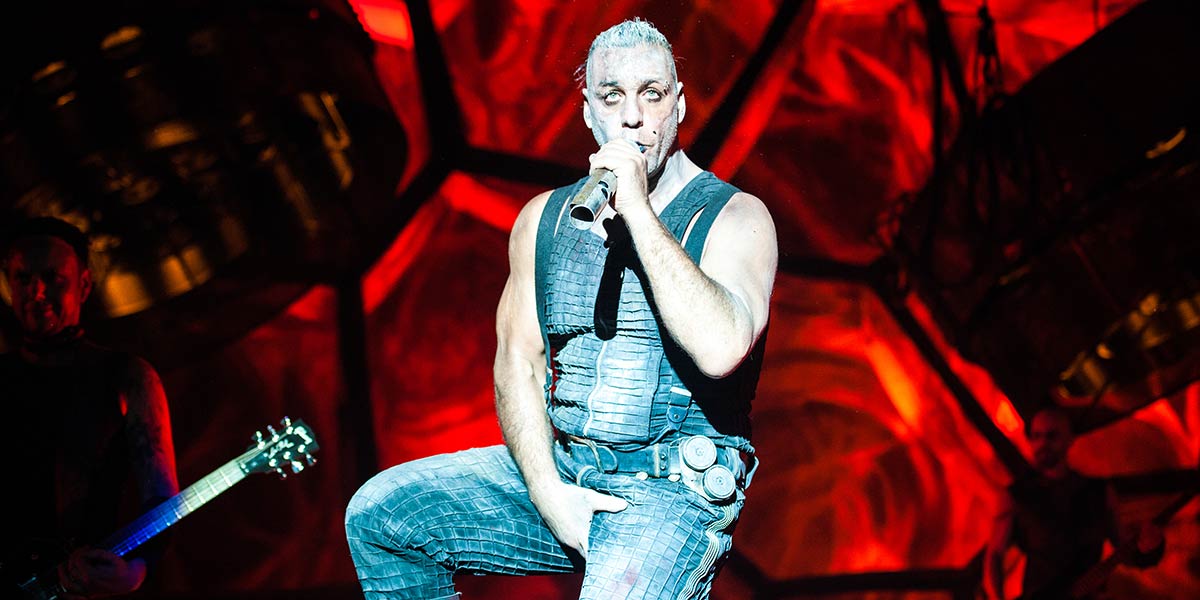 Till Lindemann, leader dei Rammstein, sembrerebbe voler comunicare qualcosa a proposito del nuovo rinvio. Foto Shutterstock: Yulia Grigoryeva.