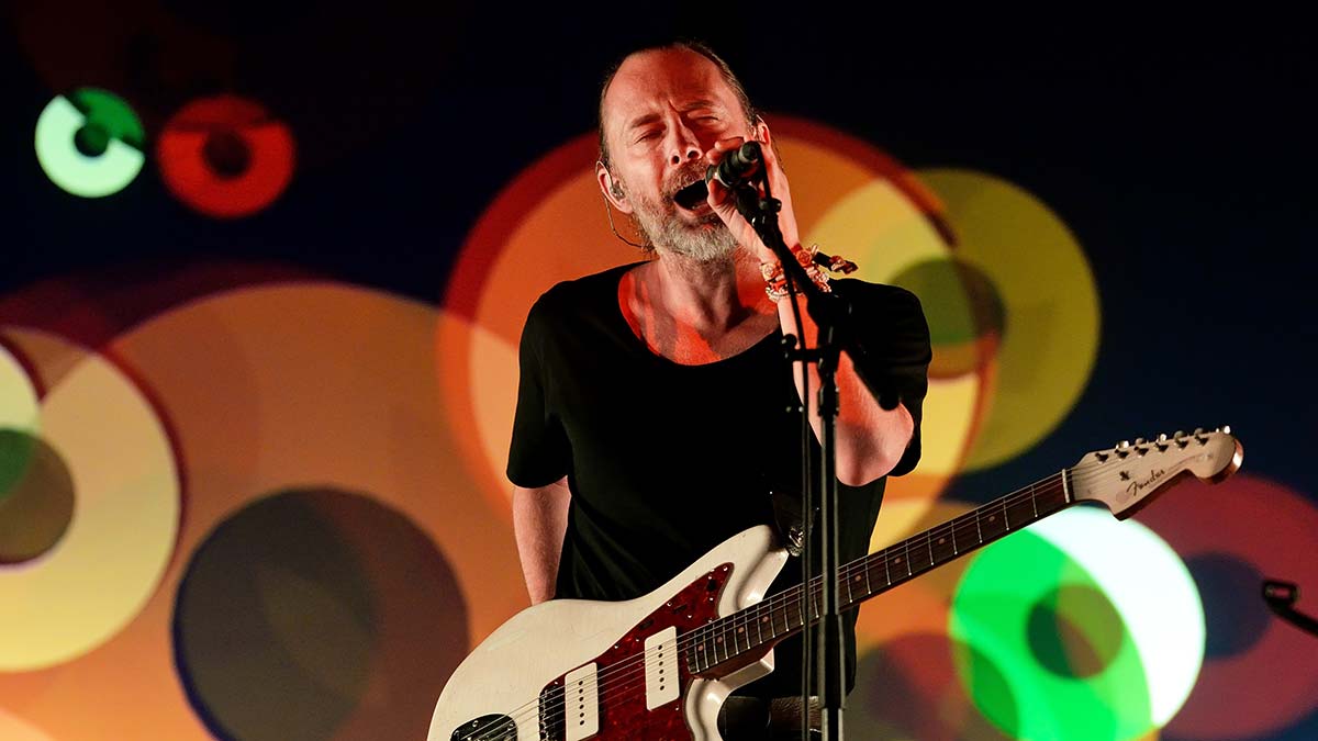 Thom Yorke, leader dei Radiohead, durante un concerto.