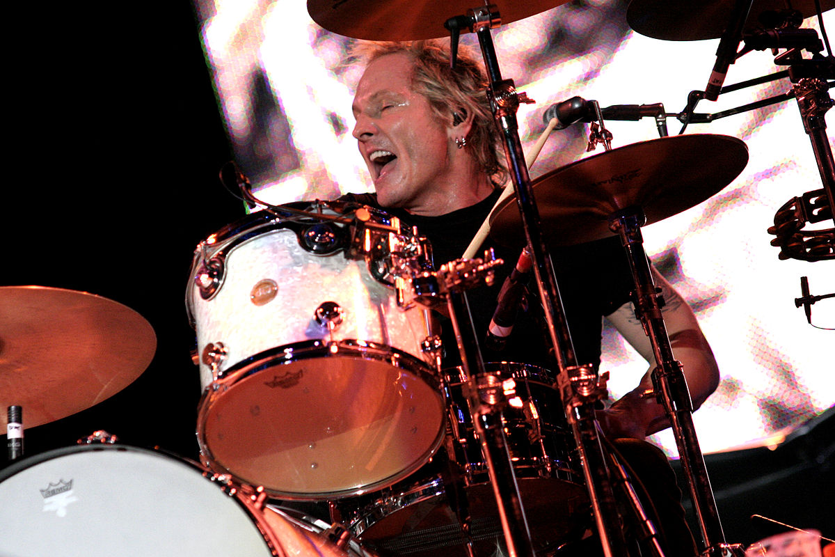 Matt Sorum alla batteria durante un concerto.