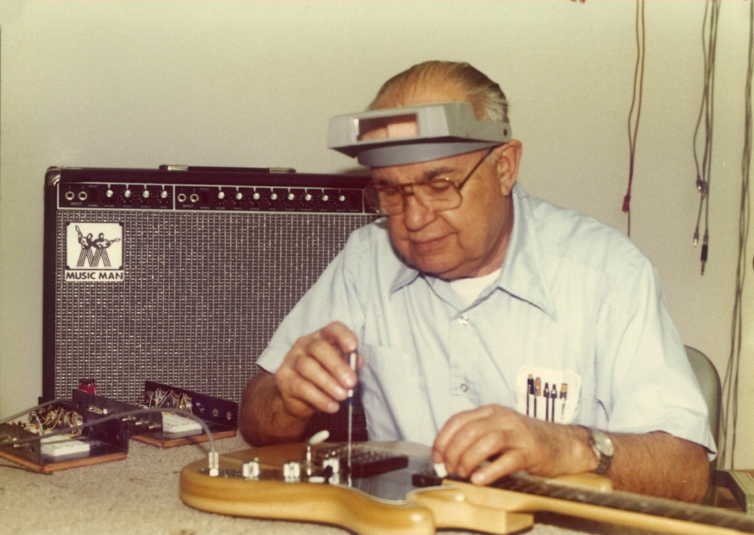 Leo Fender impegnato nel setup di una delle sue chitarre.